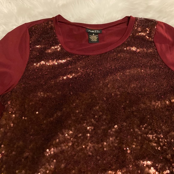 👚(bundle 4 items w/👚for $16) Maroon sequined top - Picture 4 of 7